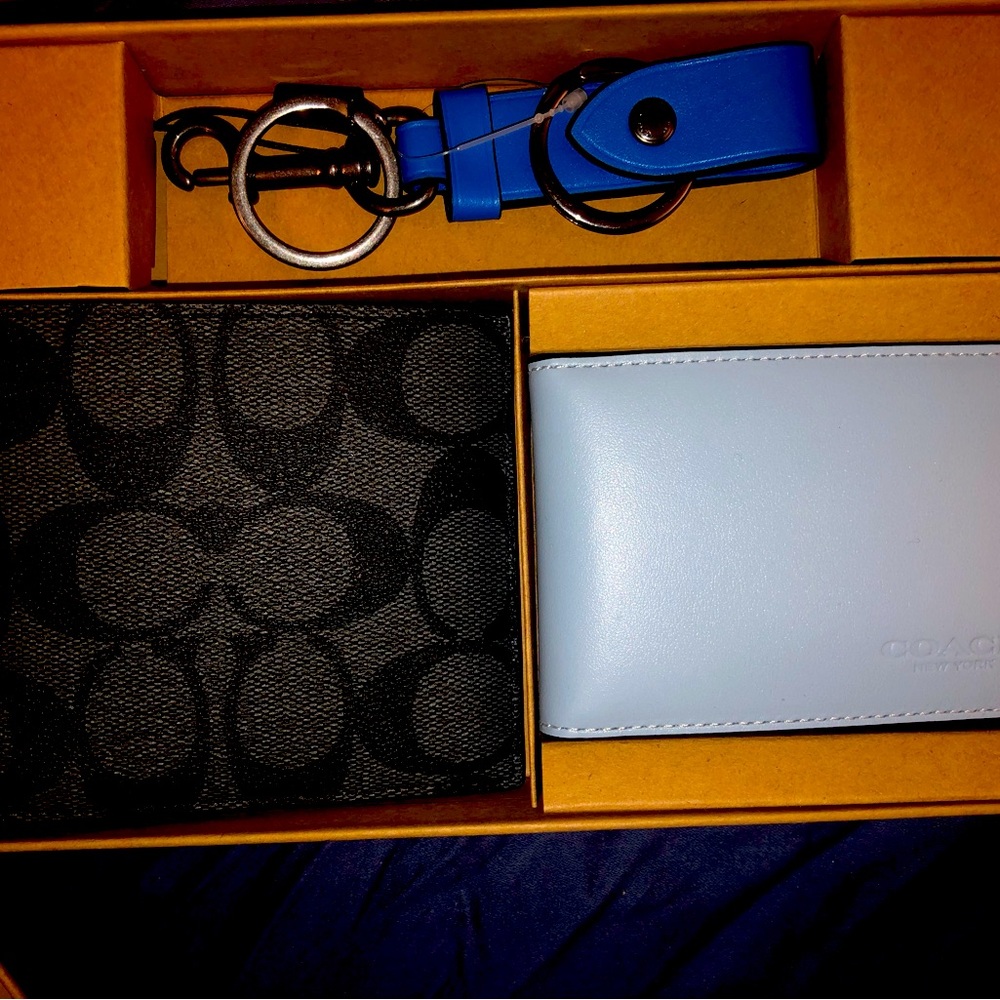 Black coach Wallet with blue key chain - Picture 1 of 2